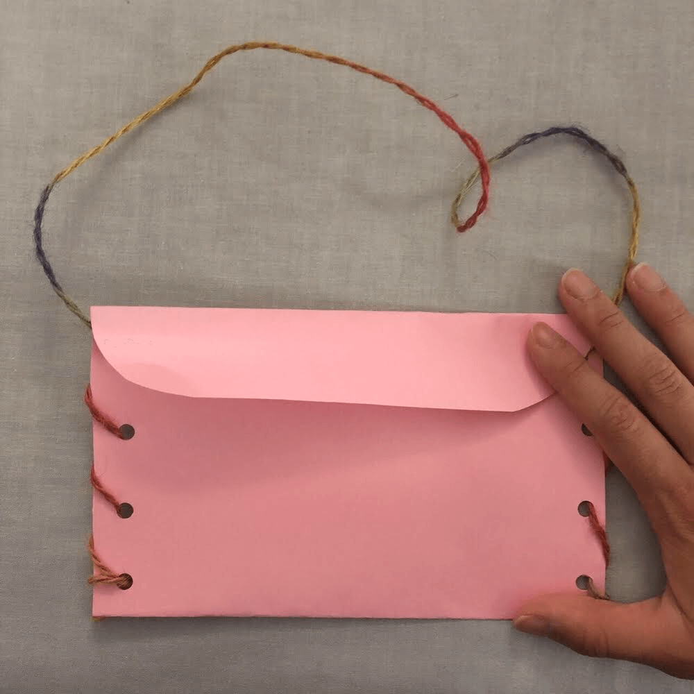 お店屋さんごっこで使えるお財布の作り方 画用紙と毛糸で手作り財布2種